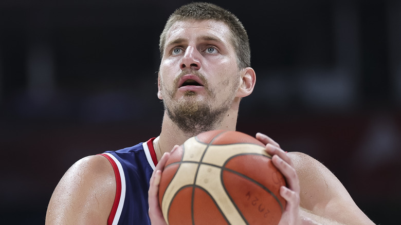 Nikola Jokic tenant un ballon de basket