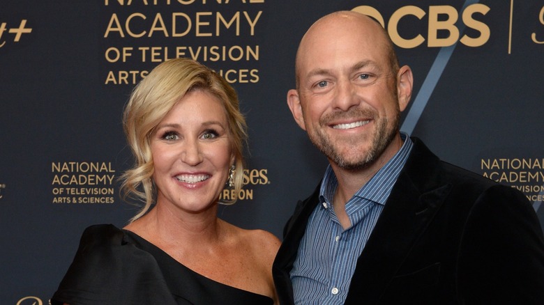 Jenny et Dave Marrs souriants sur le tapis rouge