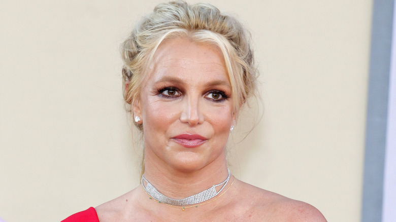 Britney Spears porte du rouge à lèvres rose