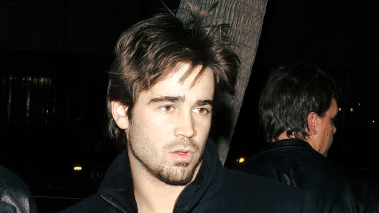 Colin Farrell posant dehors