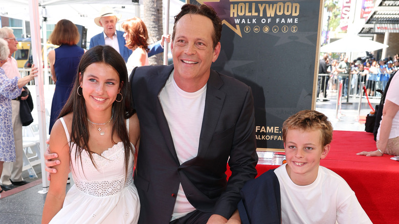 Vince Vaughn posant avec ses enfants