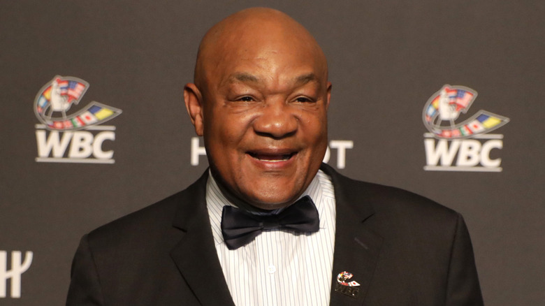 George Foreman souriant en smoking