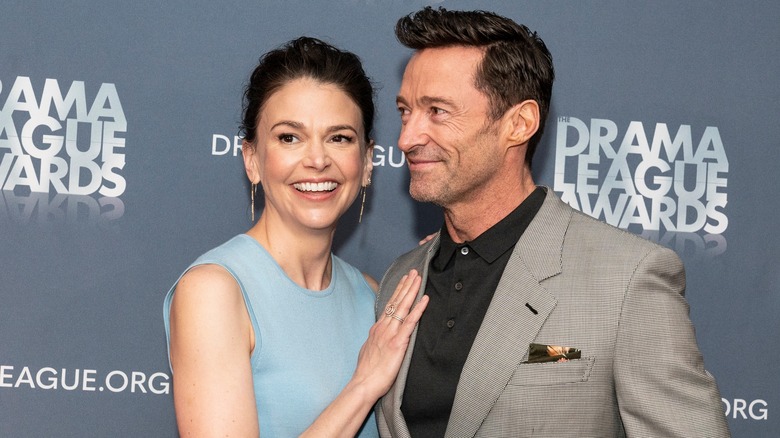 Sutton Foster et Hugh Jackman souriants