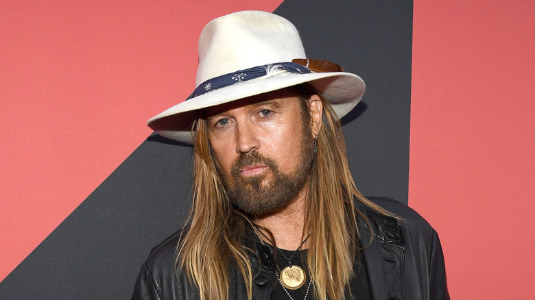 Billy Ray Cyrus pose sur le tapis rouge