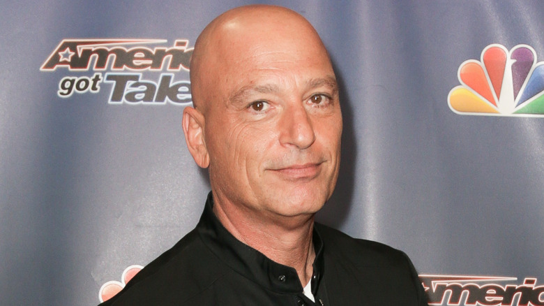 Howie Mandel posant