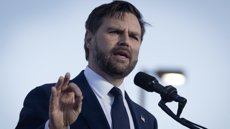 JD Vance prononçant un discours en plein air