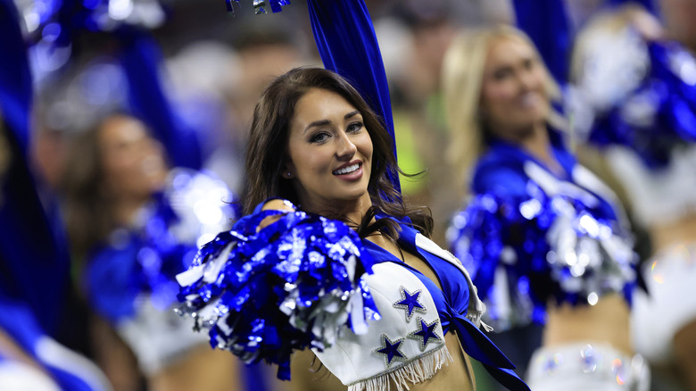 Les pom-pom girls des Cowboys de Dallas en spectacle - Kelsey