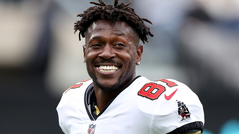 Antonio Brown souriant sur le terrain en uniforme de Tampa