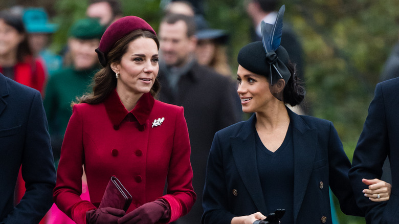 Kate Middleton et Meghan Markle discutent