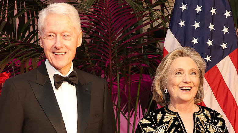 Hillary et Bill Clinton souriant