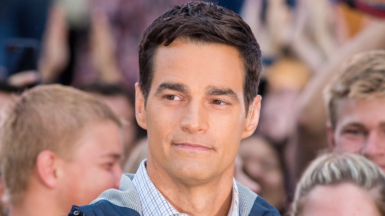 Regard de côté de Rob Marciano