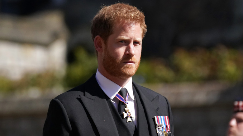 Le prince Harry porte un costume