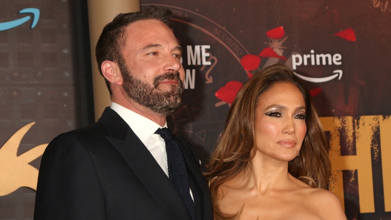 Ben Affleck et Jennifer Lopez posant