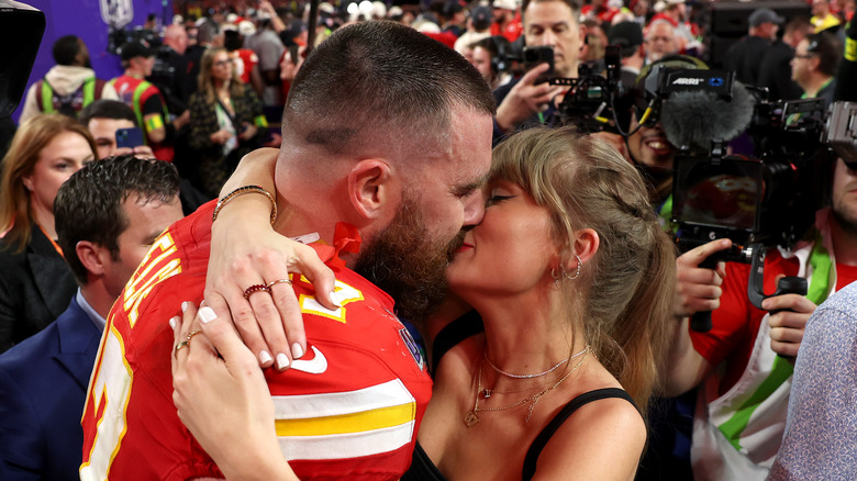 Taylor Swift embrasse Travis Kelce après le Super Bowl en 2024