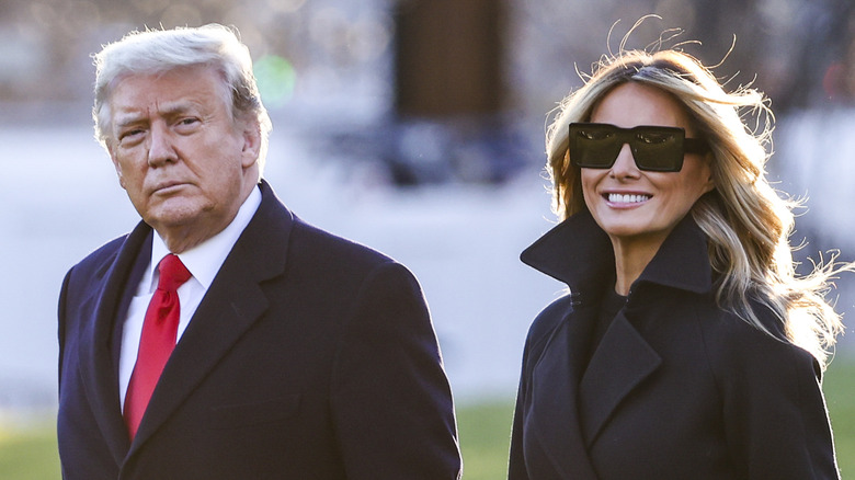 Melania sourit à côté de Donald Trump