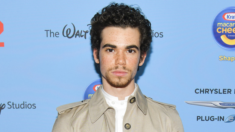 Cameron Boyce posant sur le tapis rouge