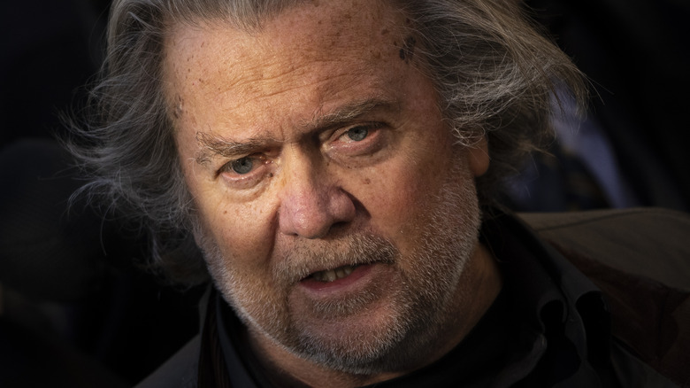 Steve Bannon cheveux longs maussades