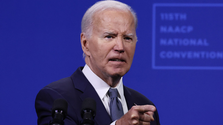 Joe Biden montrant du doigt