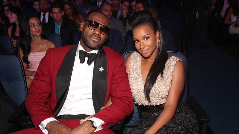 LeBron et Savannah James posant