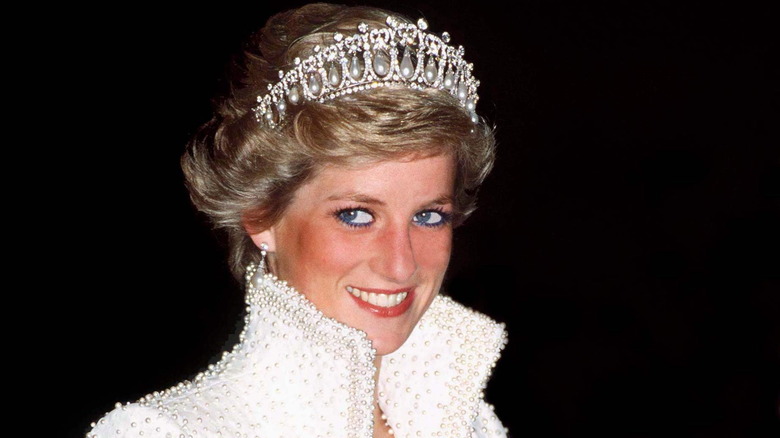 La princesse Diana porte un diadème