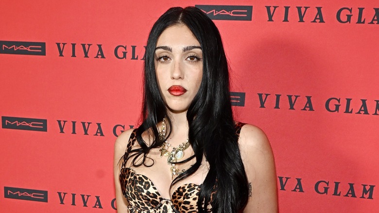 Lourdes Leon posant pour la caméra sur le tapis rouge