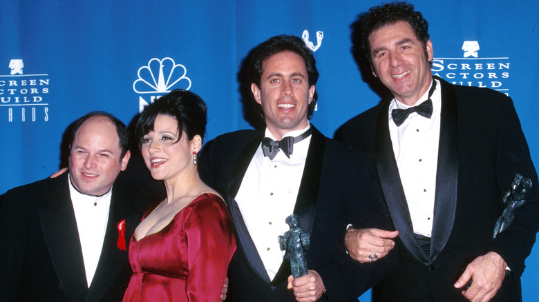 Les acteurs de Seinfeld posant avec des récompenses