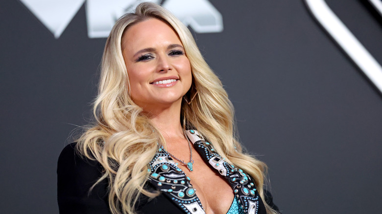 Miranda Lambert souriante