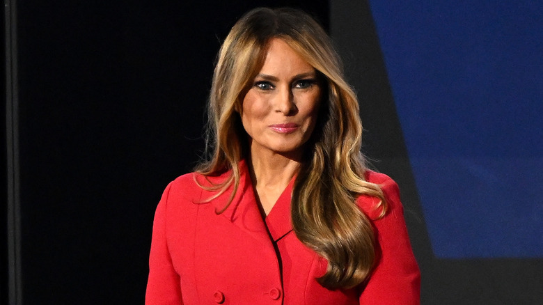 Melania Trump porte un costume rouge