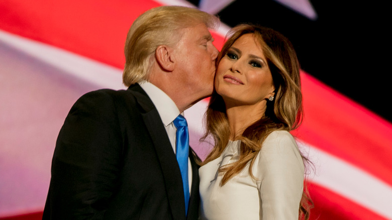 Donald Trump embrasse Melania Trump sur la joue