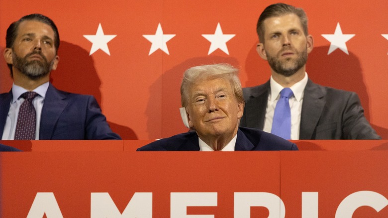 Don Jr., Eric et Donald Trump assis