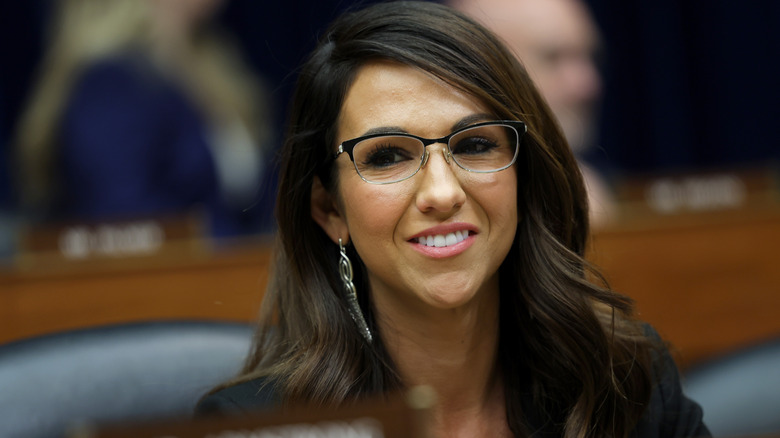 Lauren Boebert sourit avec des lunettes