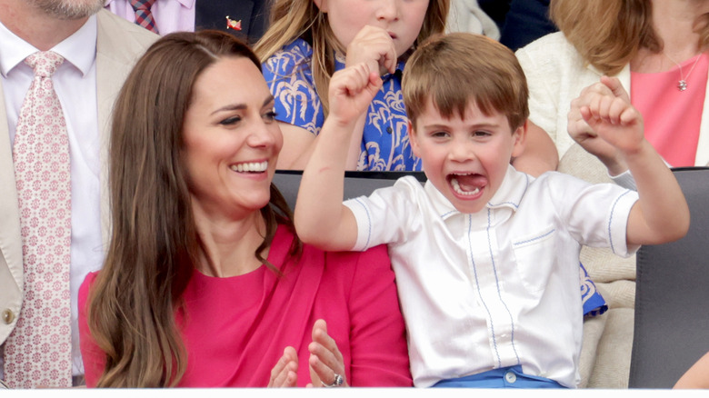 Kate Middleton souriante au prince Louis