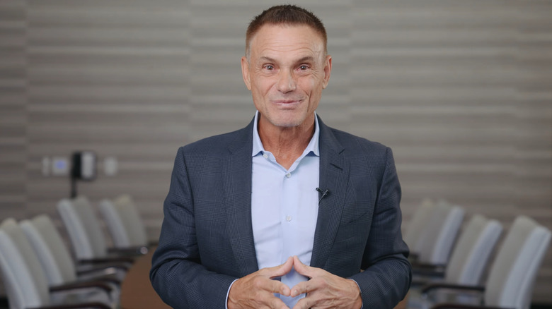 Kevin Harrington dans la salle du conseil