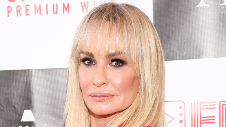 Taylor Armstrong pose la tête tournée