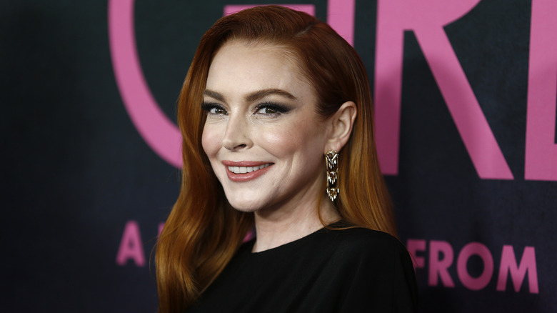 Lindsay Lohan sourit en regardant de côté