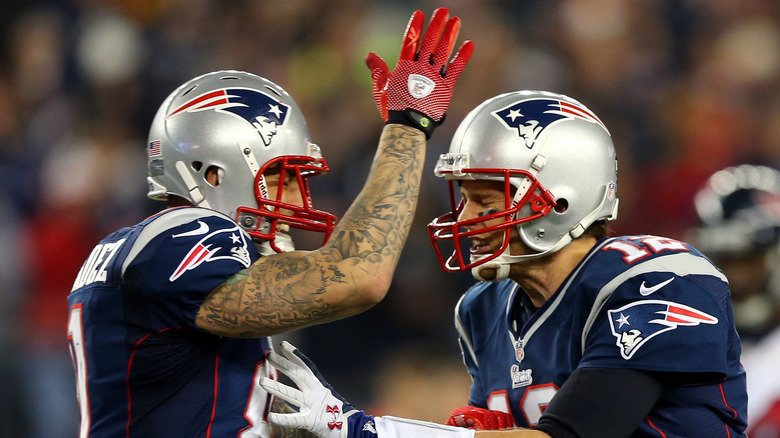 Aaron Hernandez et Tom Brady en uniforme