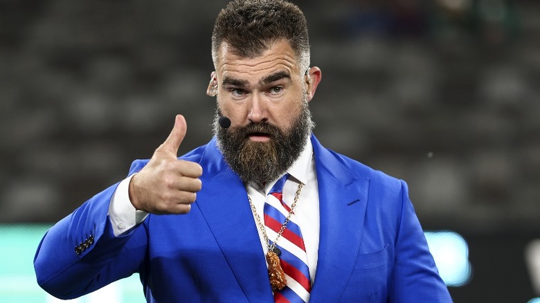 Jason Kelce lève le pouce avant le match Bills vs Jets au MetLife Stadium (2024)