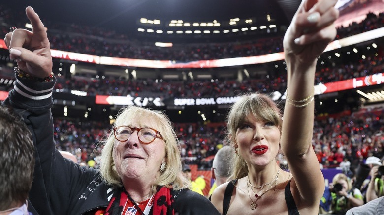 Donna Kelce et Taylor Swift célèbrent la victoire des Chiefs au Super Bowl (2024)