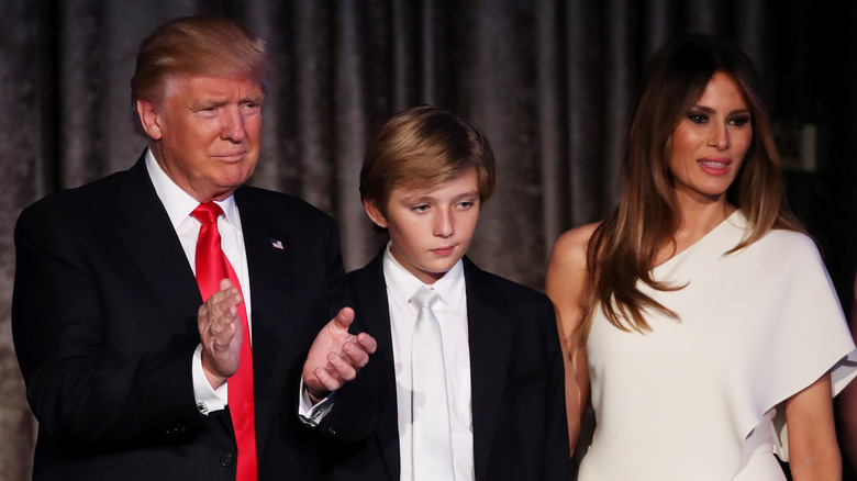 Barron Trump debout sur scène entre ses parents lors de la soirée électorale de Trump en 2016