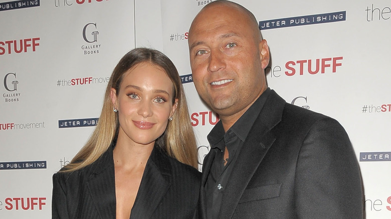 Derek et Hannah Jeter assistent à un événement en portant des tenues sombres.