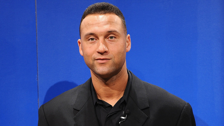 Derek Jeter portant une veste et une chemise noires lors d'un événement pour Gillette.