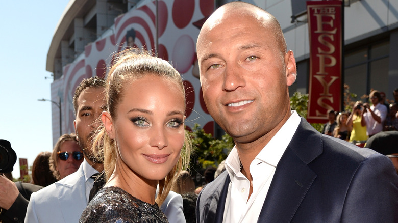 Derek et Hannah Jeter posant en plein air alors qu'ils assistaient aux ESPY.