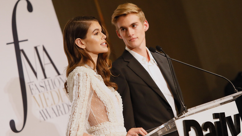 Kaia Gerber et Presley Gerber remettant un prix sur scène