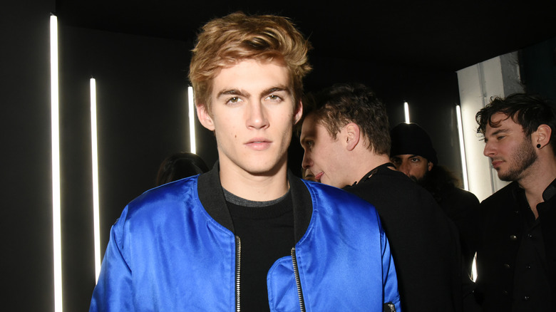 Presley Gerber assiste à une soirée YSL dans une veste bleue