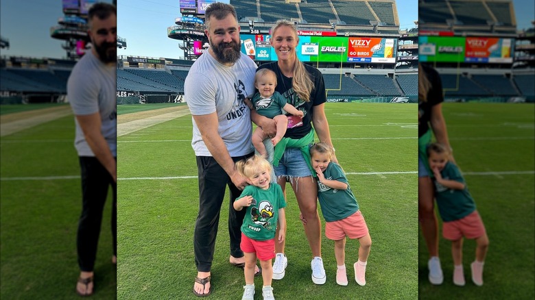 Jason et Kylie Kelce posent avec leurs filles