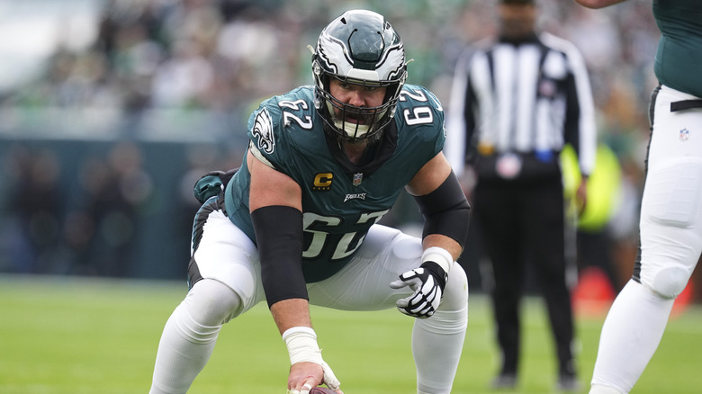 Jason Kelce joue contre les Cardinals de l'Arizona