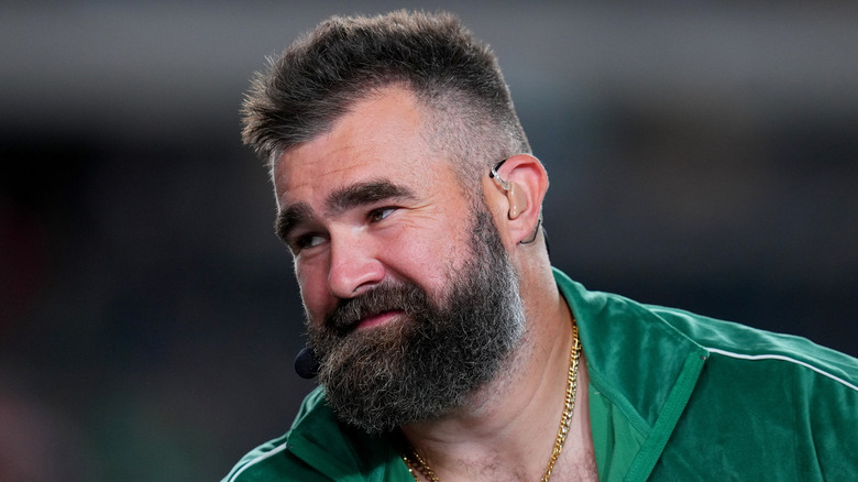 Jason Kelce assiste à un match entre les Falcons d'Atlanta et les Eagles de Philadelphie en survêtement