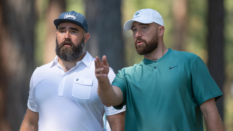 Travis et Jason Kelce lors du championnat de golf des célébrités de l'ACC