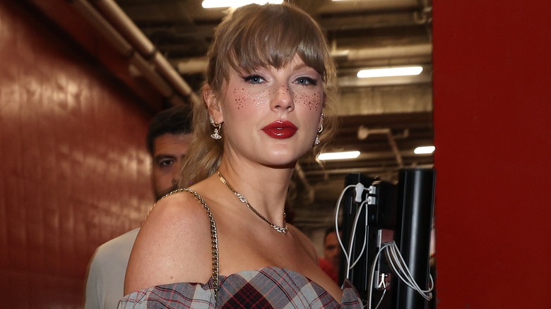 Taylor Swift porte une robe à carreaux