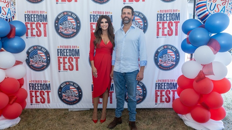 Kimberly Guilfoyle et Donald Trump Jr. posant au Patriots Day Freedom Fest